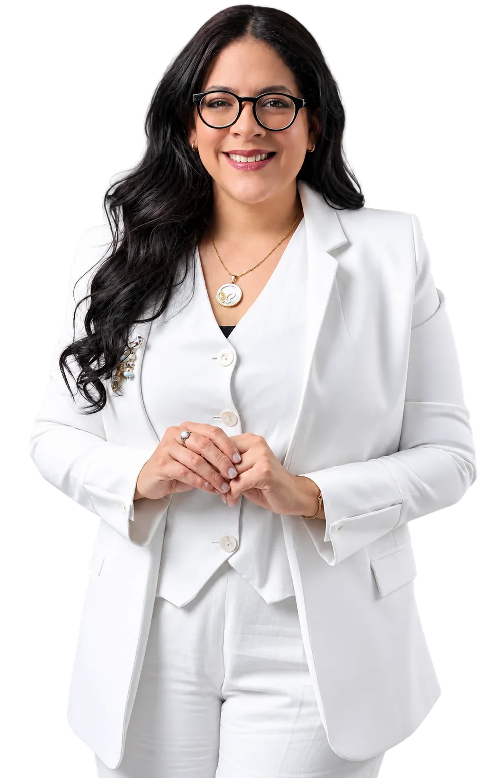 La Dra. Cindy J. Jiménez Gómez sonríe con las manos unidas, vestida con traje blanco.