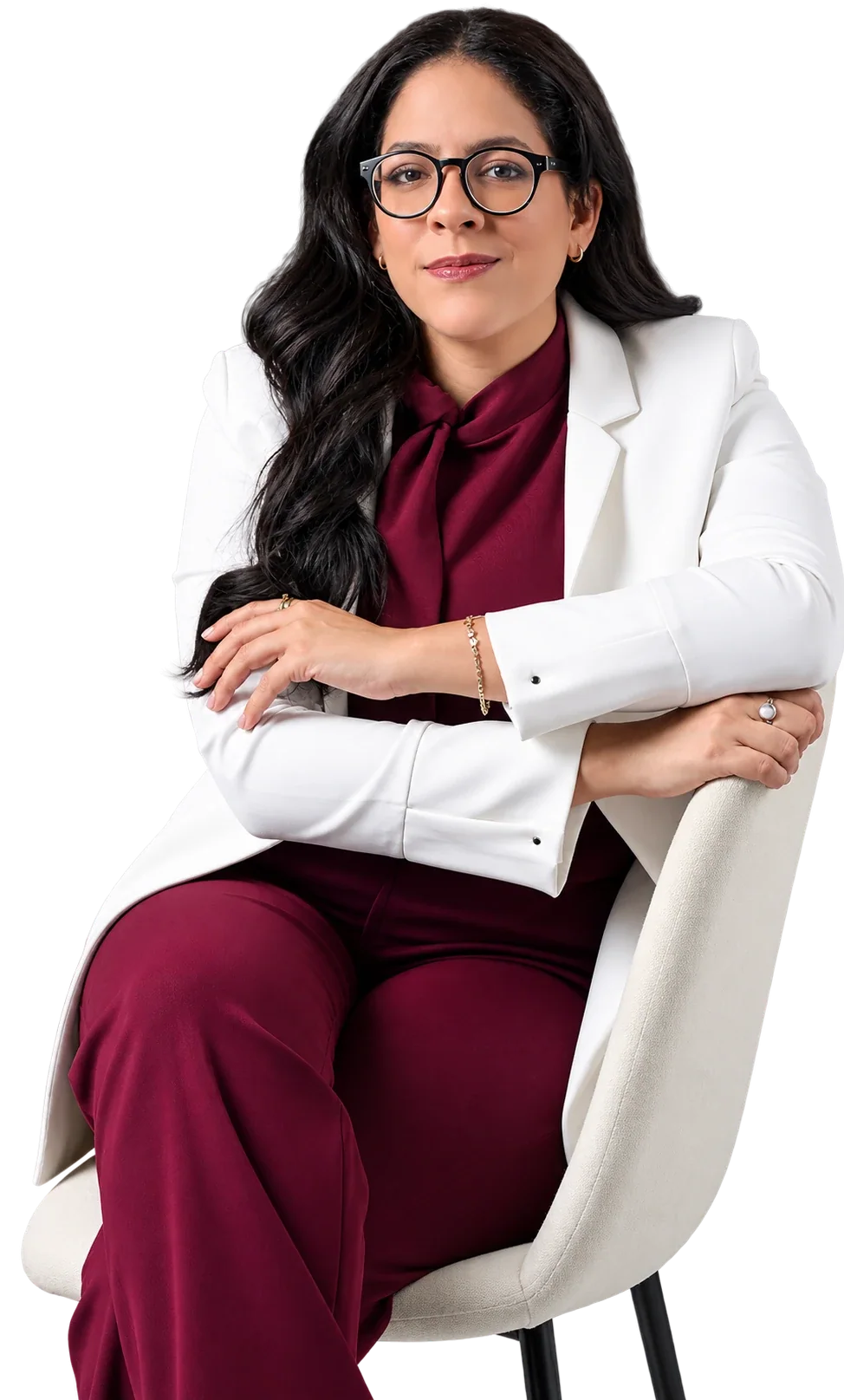 La Dra. Cindy J. Jiménez Gómez sentada, con saco blanco y blusa color vino, con expresión serena.